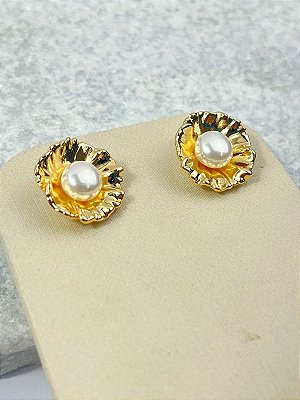 Brinco Flor com perola - banho ouro com verniz - 1 par