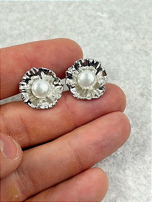 Brinco Flor com perola - banho niquel diamante com verniz - 1 par