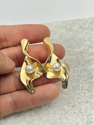 Brinco Concha com perola - banho ouro 2 milesmos e verniz - 1 par