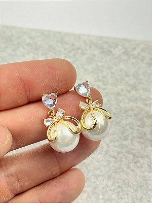 Brinco Perola com laço e coracao zirconia - banho Ouro 2 milesimos e verniz - 1 par
