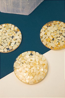 Pingente Redondo Madreperola com Resina - 01 und