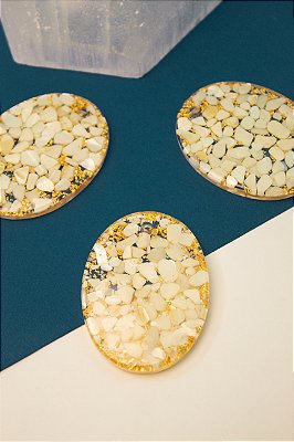 Pingente Oval Madreperola com Resina - 01 und