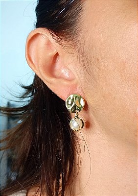 Brinco organico com perola banho ouro 2 milésimos com verniz protetivo - 1 par