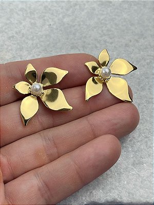 Brinco Flor com perola Aço inox dourado - 1 par