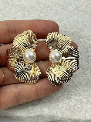 Brinco Orgânico com pérola banho ouro com verniz - 1 par