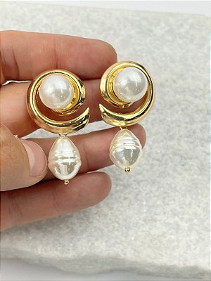 Brinco Orgânico com pérola banho ouro com verniz - 1 par