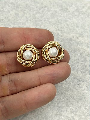 Brinco orgânico com pérola banho ouro com verniz - 1 par