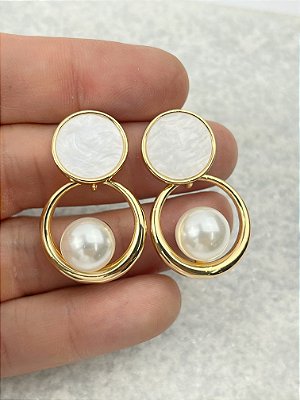Brinco orgânico madrepérola com pérola banho ouro com verniz - 1 par