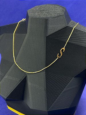 Colar Letra Semijoia Banho Ouro 5 Milésimos com verniz - LETRA S - veneziana com fecho latão - 1 unidade