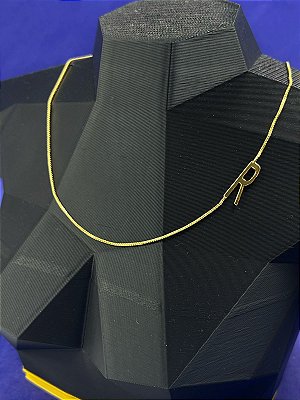 Colar Letra Semijoia Banho Ouro 5 Milésimos com verniz - LETRA R - veneziana com fecho latão - 1 unidade