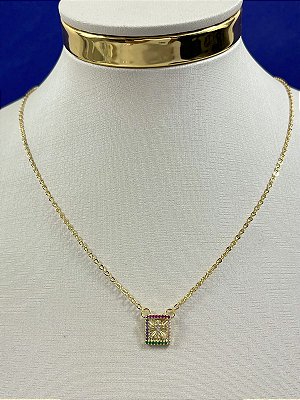 Colar pingente Cruz cravejado zirconia colorida - Banho Ouro 2 milésimos com verniz - 1 unidade com 40cm