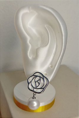 Brinco Flor com Perola e madreperola niquel - 1 par