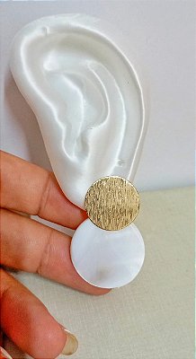 Brinco organico madreperola - banho ouro - 1 par