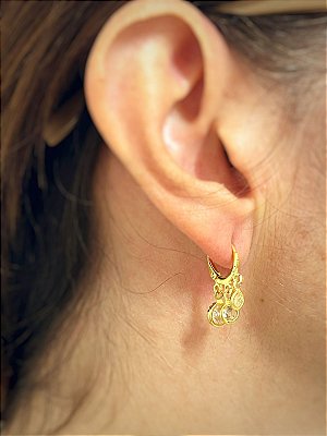 Brinco Tranqueta com 3 zirconias cristal - Banho ouro 2 milésimos com verniz - 1 par