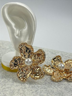 Brinco Flor Organica com perola banho ouro - 1 par