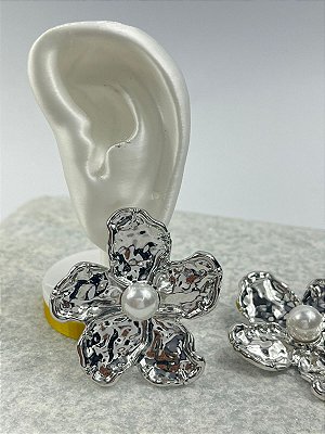 Brinco Flor Organica com perola banho niquel - 1 par