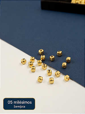 Entremeio Quadrado 4X4Mm Abs 5 Milésimos de Ouro - 50 Pçs