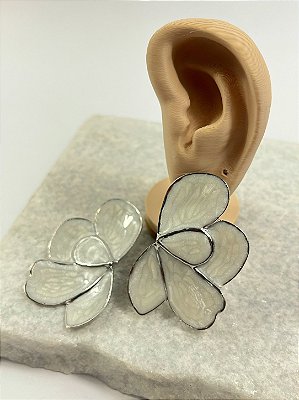 Brinco Flor orgânica resinada - 1 par banho níquel