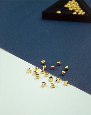 Entremeio Quadrado 4X4Mm Abs Ouro - 50 Pçs