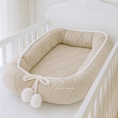 Ninho Básico - Tricô - Bege Nuvem / Branco - Cordão Tricot - Pingente Pompom