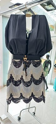 Vestido preto com saia paetes