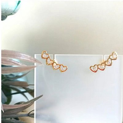 Brinco Ear Cuff de Corações com Pontos de Luz Folheado à Ouro 18K