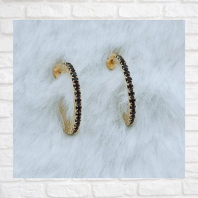 Brinco Meia Argola com Zircônias Negras Folheado à Ouro 18K