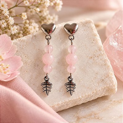 Brinco Prateado de Quartzo Rosa e Coração
