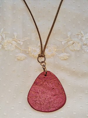 Colar Longo de Cordão Encerado e Pingente Rosa