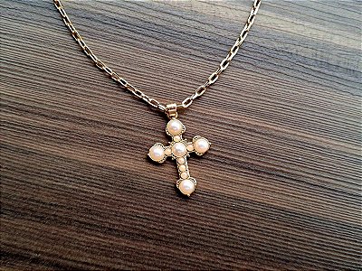 Colar Pingente Cruz com Pérolas Dourado – Corrente Cartier | Coleção Fé
