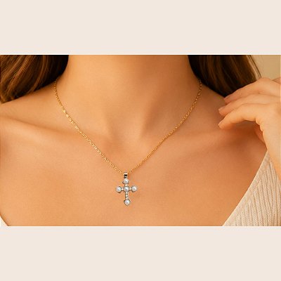 Colar Pingente Cruz com Pérolas Dourado – Corrente Cartier | Coleção Fé