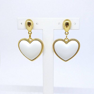 Brincos de Pino com Coração Branco resinado  folheado em ouro Isadora