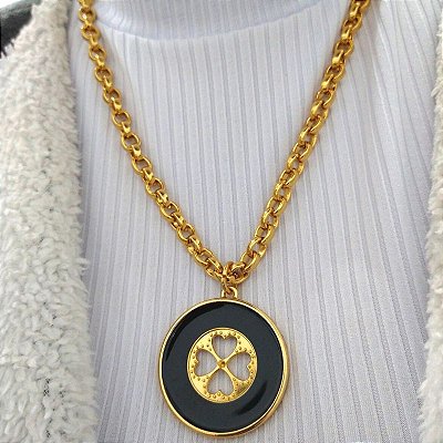 Colar correntaria Dourado (detalhe resina Preta) Trevo da Sorte