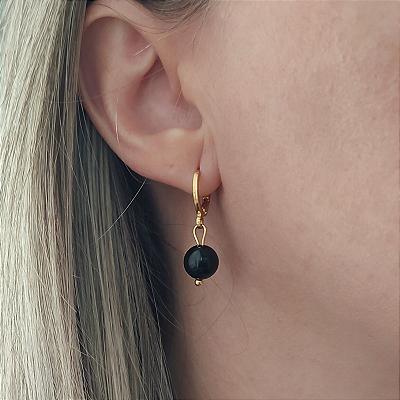 Brincos de argola com pedra na cor preta (com pedra Onix) folheado em ouro