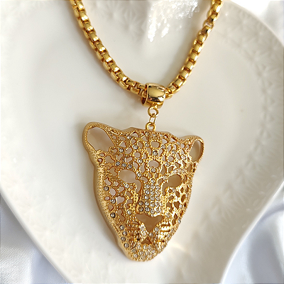 Colar Correntaria com pingente de onça grande com strass folheado em ouro
