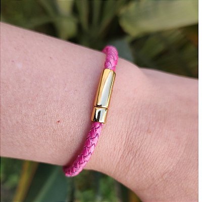 Pulseira courino trançado Fino cor Rosa com detalhe folheado em ouro
