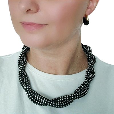 Colar Corda torcido com cor mesclada preto e branco poa com acabamentos folheado em ouro ( LIMITADA)