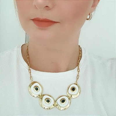 Colar correntaria com peças resina brancas e preta oval folheado em ouro