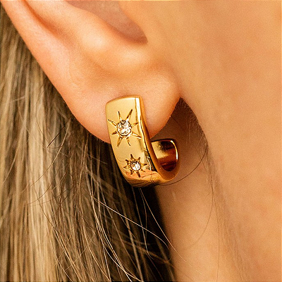 Brincos argola aberta com pino e detalhes strass Estela folheado em ouro