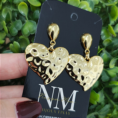 Brincos de pino com detalhes de coração martelados Folheado em ouro