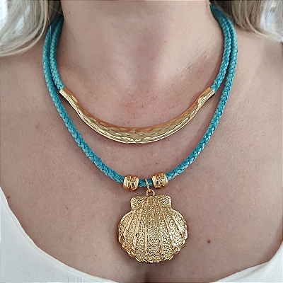 Colar duplo courino trançado azul Tiffany com detalhes martelados e pingente de concha folheado em ouro