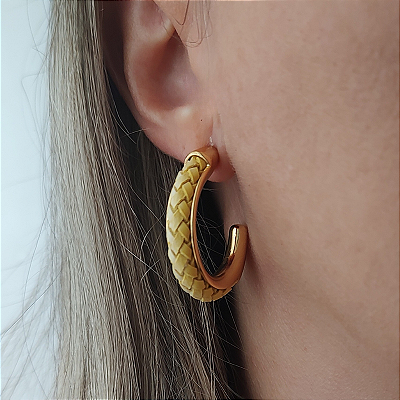 Brinco de Argola dourado e courino trançado amarelo folheado em ouro