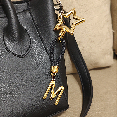 Chaveiro de bolsa com detalhe de estrela e letra personalizada