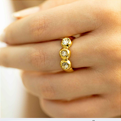 Anel com detalhes de 3 pingos de strass folheado em ouro (tamanho dedo 20)
