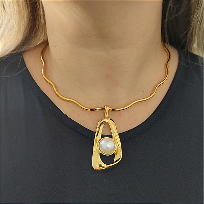 Colar aro fixo ondulado com pingente de peça orgânico com pingente folheado em ouro