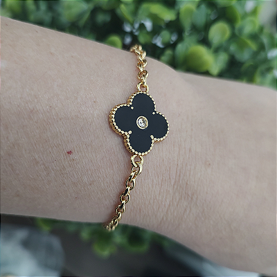 Pulseira correntaria  com detalhe de 1 trevo resina preta folheado em ouro
