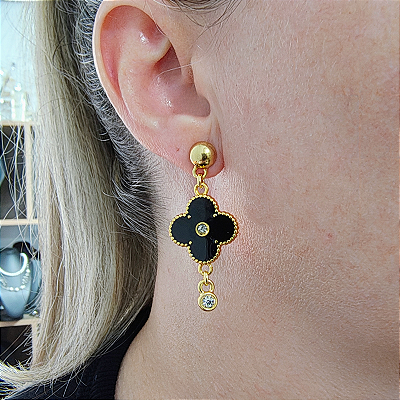 Brincos formato trevo com resina preta strass folheado em ouro