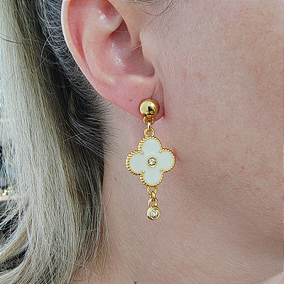 Brincos formato trevo com resina perola strass folheado em ouro