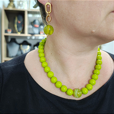 Conjunto Colar e brincos resinas cor verde lima folheado em ouro ( colar 40 cm)