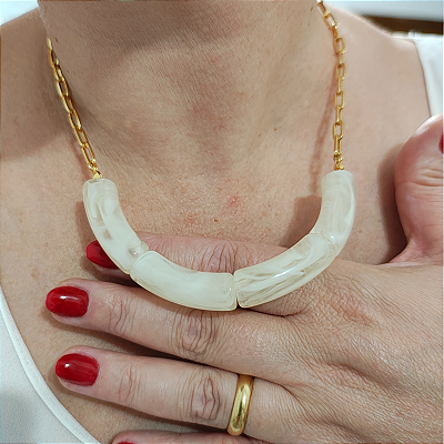 Colar correntaria com detalhes de resinas bege ( branco off) folheado em ouro ( colar 40 cm)